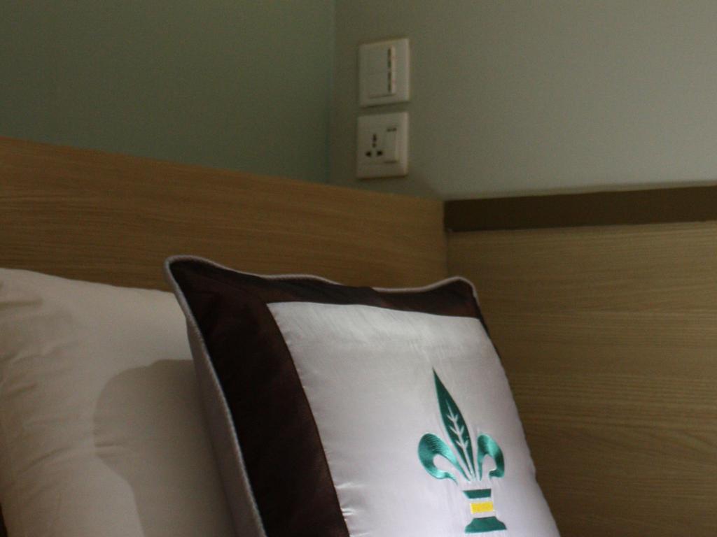 Pickled Tea Hostel Янгон Экстерьер фото