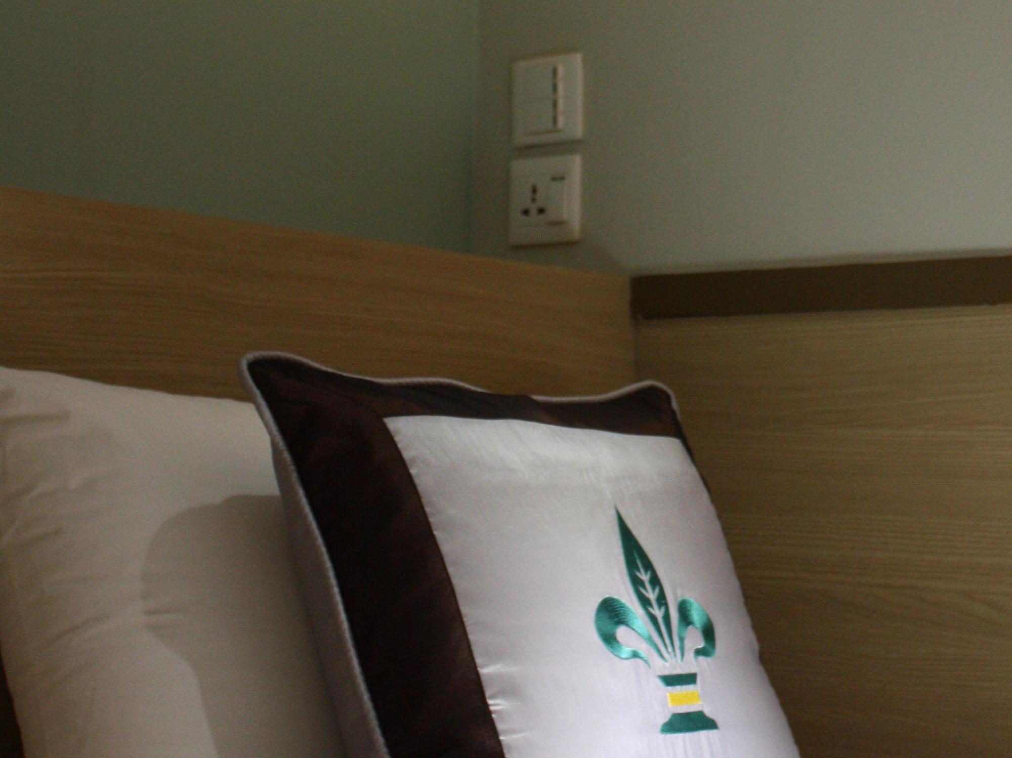 Pickled Tea Hostel Янгон Экстерьер фото